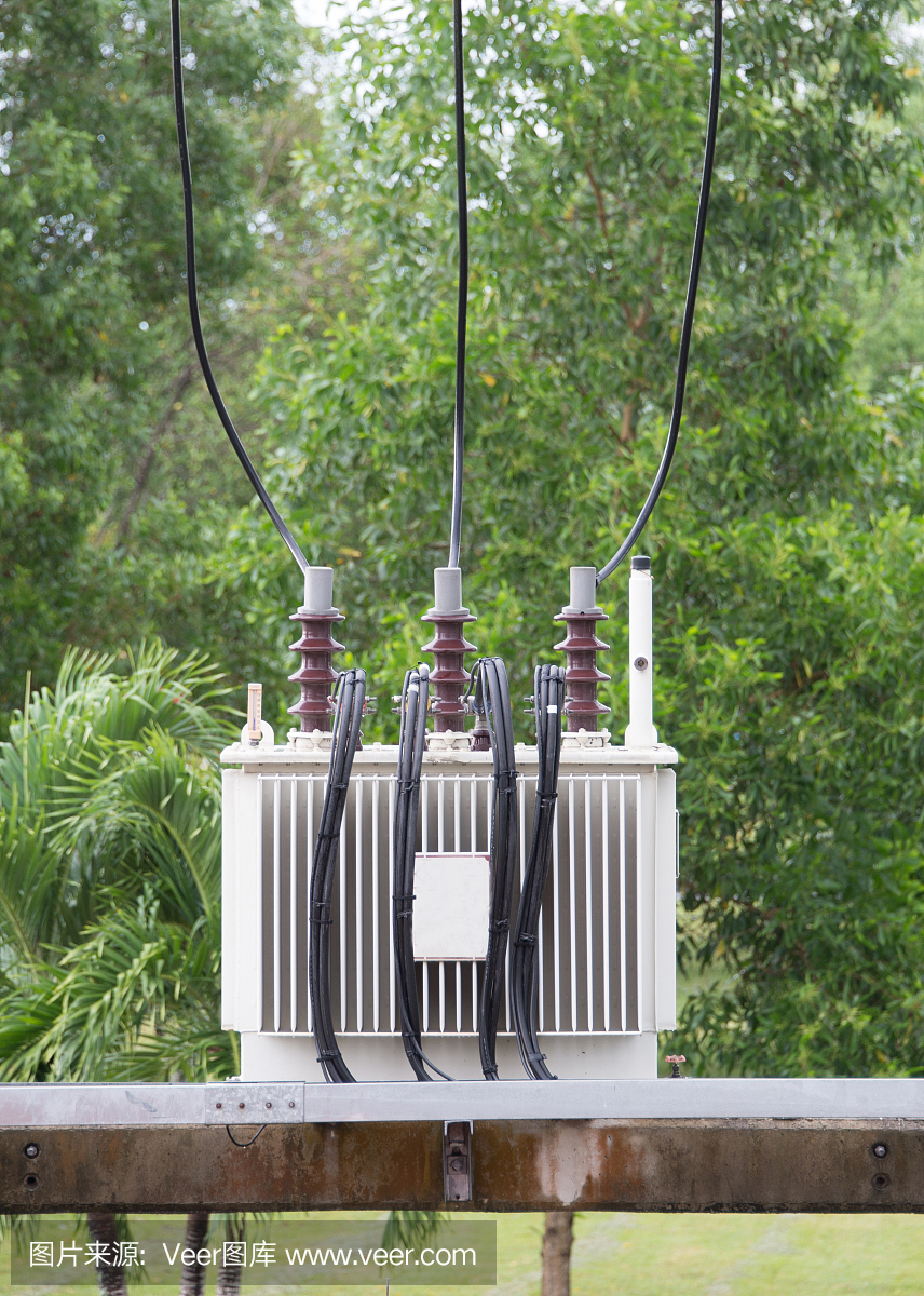 水泥棒上的變壓器